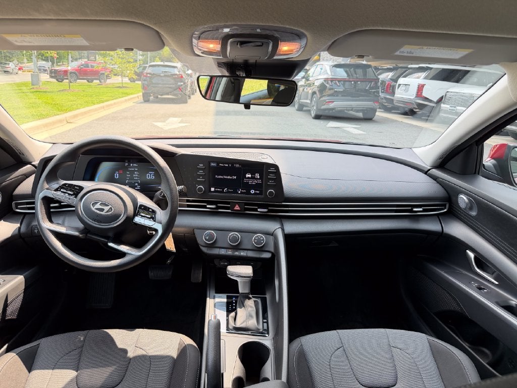 2025 Hyundai Elantra SE