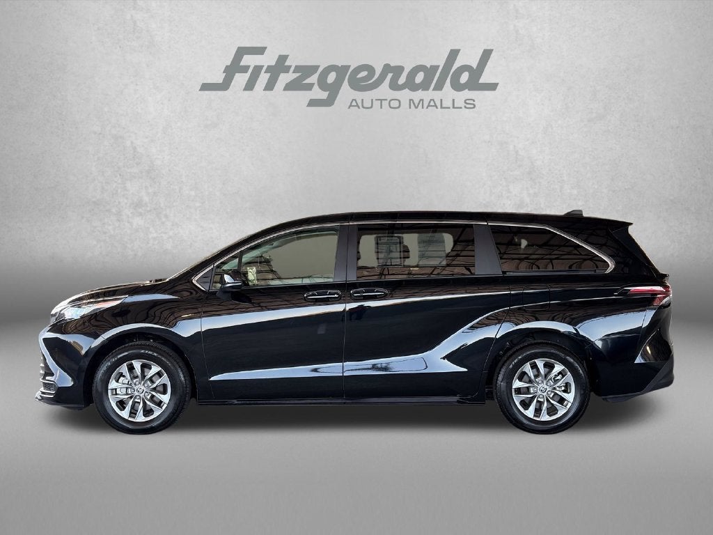 2025 Toyota Sienna LE 8 Passenger