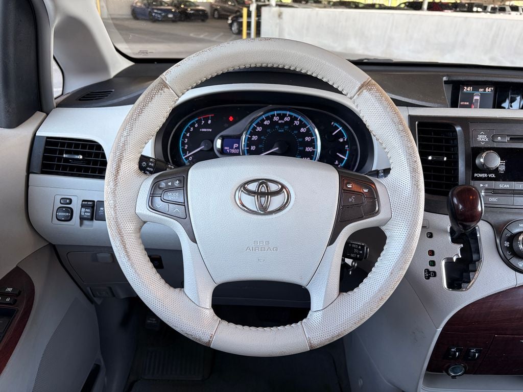 2013 Toyota Sienna XLE 8 Passenger