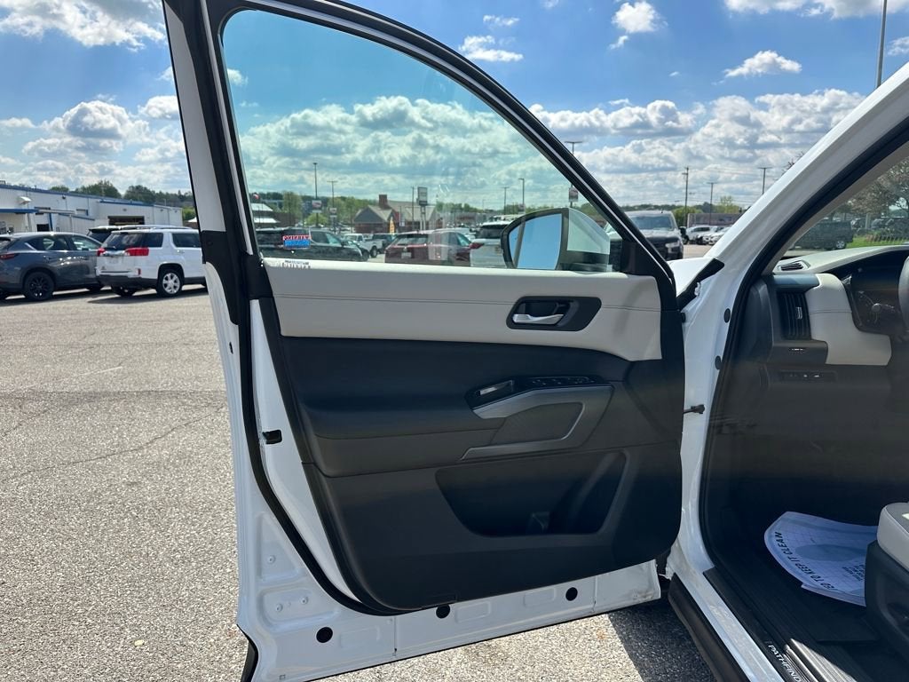 2025 Nissan Pathfinder SL 4WD